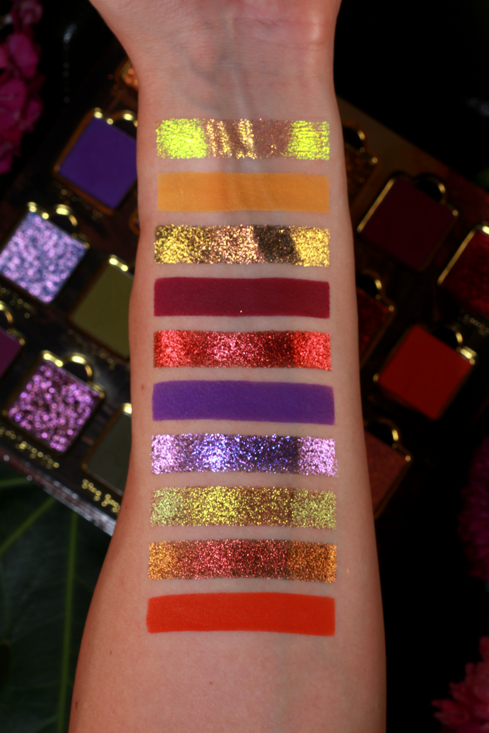 An Amber Lullaby | Eyeshadow Palette · Swatches 1